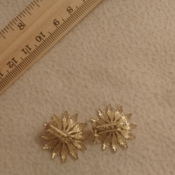 Vintage gold tone coro flower leaf crystal earring - Picture 3 of 6